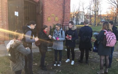 Szkolne Koło Caritas odwiedziło cmentarz